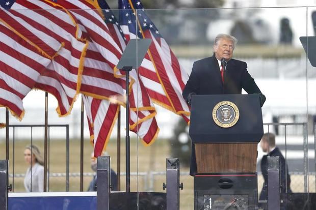 El presidente de Estados Unidos, Donald Trump, fue registrado este miércoles al dirigirse a una multitud ante la que afirmó que nunca reconocerá su derrota en las pasadas elecciones presidenciales, en Washington DC (EE.UU.). Pese a ello, este jueves dijo en un video que 'una nueva Administración será investida el 20 de enero'.