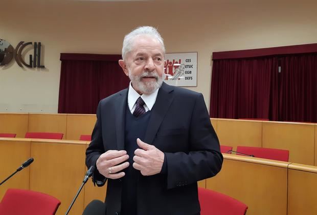 Fotografía de archivo fechada el 13 de febrero de 2020 que muestra al expresidente brasileño Lula da Silva, tras su encuentro con el papa Francisco en el Vaticano.