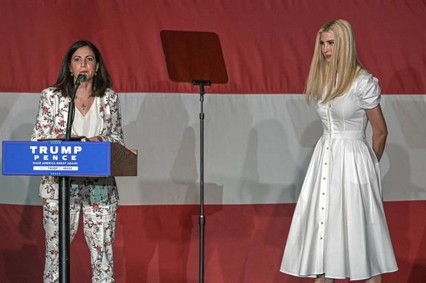 La líder de Cuba Decide, Rosa María Payá (i), habla junto a Ivanka Trump (d), hija y asesora del presidente y candidato republicano a la presidencia de Estados Unidos, durante un mitin, el martes 27 de octubre en Miami, Florida.