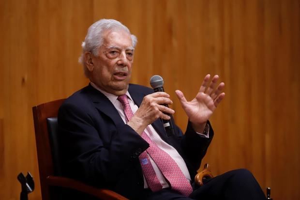 El escritor peruano Mario Vargas Llosa participa en el último día de actividades la IV Bienal de Novela en el Conjunto Santander de Artes Escénicas hoy, en Zapopan, estado de Jalisco, México.