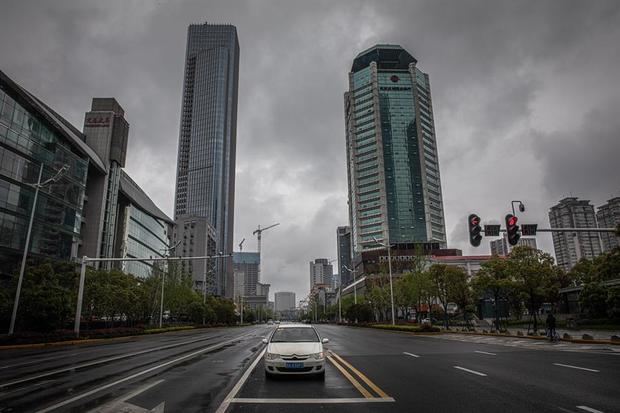 Un coche espera un semáforo en una carretera casi vacía en Wuhan, China, el epicentro del brote del coronavirus. Las autoridades chinas suavizaron las medidas de cuarentena ya que los casos de Covid-19 en toda China se han desplomado, según informes del gobierno chino.