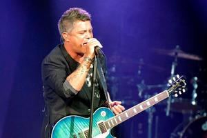 Alejandro Sanz conmemora el Dí­a Internacional de la Mujer a su llegada a Quito