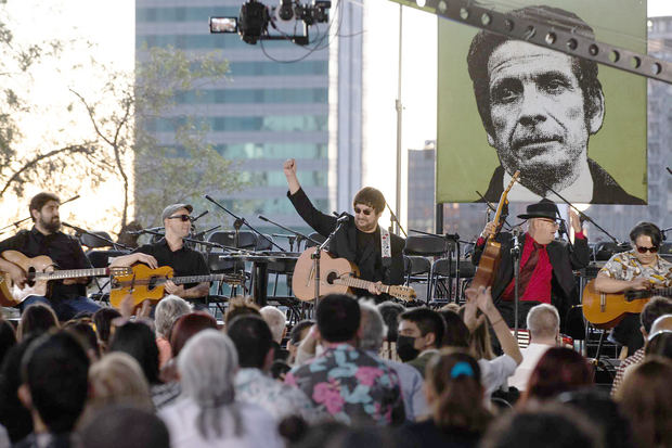 El cantante chileno Álvaro Henríquez, destacado compositor nacional y voz de la reconocida banda Los Tres (c), participa en la inauguración de la vigésimo novena edición del Festival Santiago a Mil 2022, hoy, en el centro Santa Lucía en Santiago, Chile.