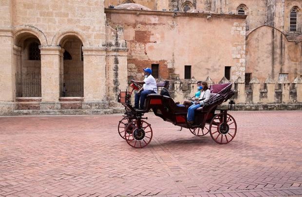 Coches impulsados con energía eléctrica circulan por la zona colonial hoy en Santo Domingo, República Dominicana.