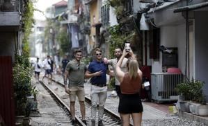 Hanói cierra sus cafés junto a las vías del tren por el peligro de los selfis