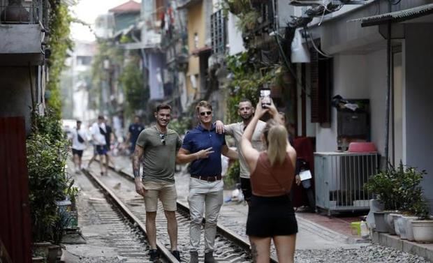 Hanói cierra sus cafés junto a las ví­as del tren por el peligro de los selfies.