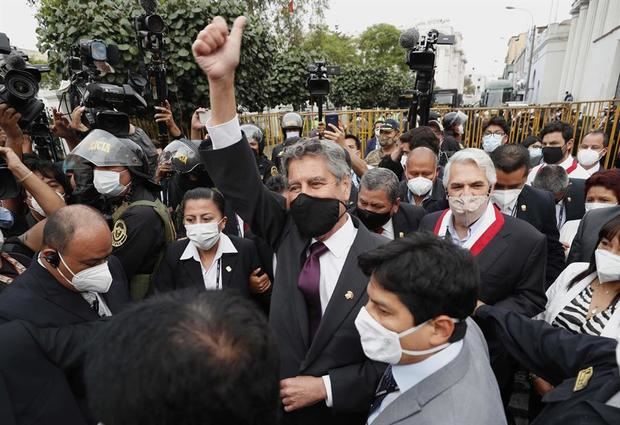 Francisco Sagasti, elegido nuevo presidente del Congreso peruano y futuro presidente del Perú, fue registrado este lunes al saludar a manifestantes a las afueras del Parlamento, en Lima, Perú.