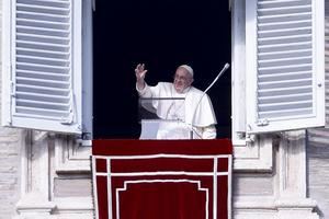 El papa Francisco asomado a la ventana en la plaza de San Pedro del Vaticano, el 18 de diciembre de 2022.