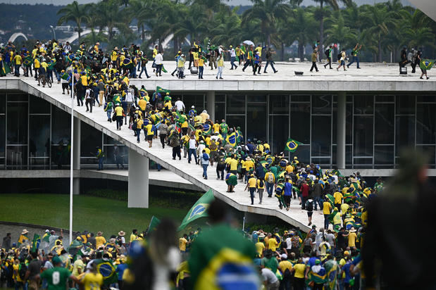 Cientos de opositores bolsonaristas fueron registrados este domingo, 8 de enero, al invadir la sede del Tribunal Supremo Federal de Brasil, en Brasilia, Brasil.
