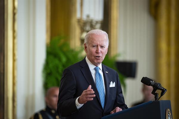 El presidente de EE.UU., Joe Biden, habla en el East Room de la Casa Blanca en Washington (EE.UU.), este 16 de mayo de 2022. 