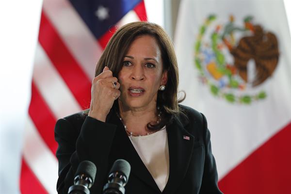 La vicepresidenta de Estados Unidos, Kamala Harris, durante una conferencia de prensa, este martes en la Ciudad de México.