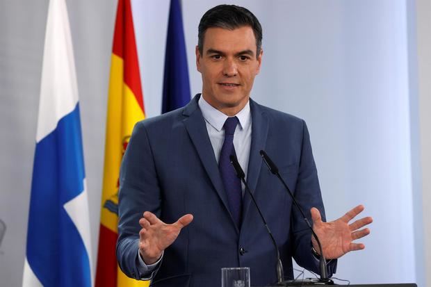 El presidente del Gobierno, Pedro Sánchez, durante la rueda de prensa ofrecida junto a la primera ministra de la República de Finlandia, Sanna Marin, al término de la reunión mantenida este miércoles en el Palacio de la Moncloa. 