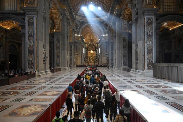 Fieles entran en la Basílica de San Pedro para despedir al papa Francisco este jueves, en la Ciudad del Vaticano. 