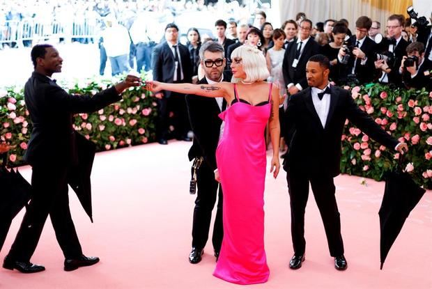 Lady Gaga posa en la alfombra roja de la Gala Met de 2019.