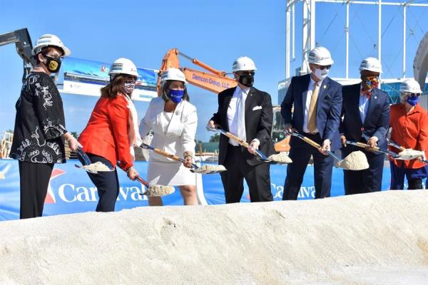 Fotografía divulgada hoy por el Condado de Miami-Dade donde aparece su alcaldesa, Daniella Levine Cava (3-i), junto a directivos de la empresa Carnival mientras dan este viernes la primera pala de inicio de trabajos de la terminal F en el puerto de Miami, Florida (EE.UU). 