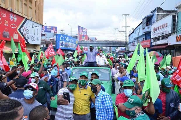 El tres veces presidente de la República Dominicana Leonel Fernández, y actual candidato presidencial del partido opositor La Fuerza del Pueblo (FP), participa en una caravana este jueves por las calles de Santo Domingo (República Dominicana). 