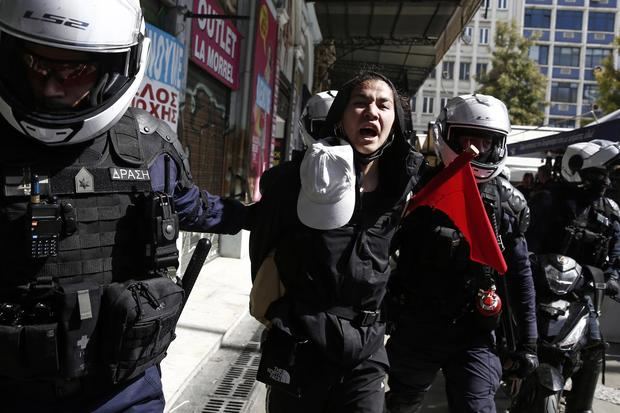 La policía detiene a un joven en las protestas en Atenas contra el Gobierno por el accidente de trenes que causó 57 muertos.