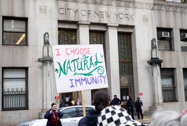 Personas protestan contra los mandatos de vacunas en Nueva York (EE.UU.), este 6 de diciembre de 2021.