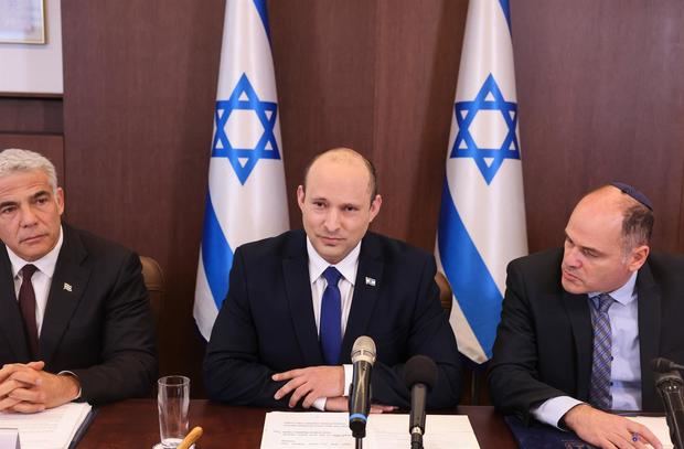 El nuevo primer ministro israelí, Naftali Bennett (C) en la primera reunión de su Gobierno este domingo en Jerusalén.
