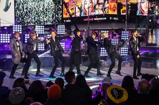 Imagen de archivo que muestra a la banda surcoreana BTS presentándose durante la celebración del Año Nuevo en Time Square, en New York.