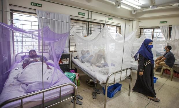 Imagen del archivo, tomada en julio del 2021, de pacientes de dengue en un hospital de Dakha, Bangladés.