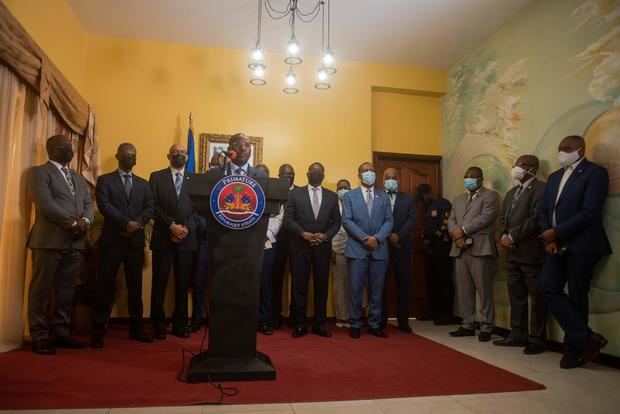 El primer ministro interino de Haití, Claude Joseph (c), habla hoy, durante el acto de presentación del comité encargado de organizar el funeral del presidente asesinado Jovenel Moise, en Puerto Príncipe, Haití.