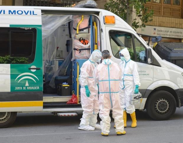 Personal de una ambulancia en una calle de Jaén.