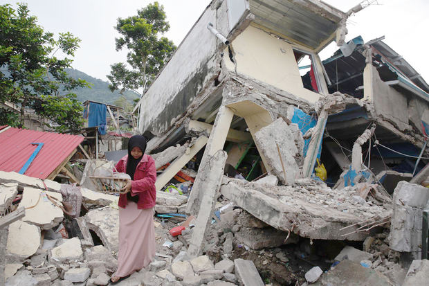 Indonesia trabaja contra reloj para localizar a supervivientes tras terremoto