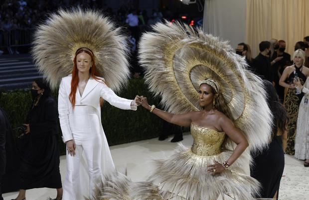 El diseñador británico Harris Reed (i) y la modelo estadounidense Iman fueron registrados este lunes al posar a su llegada a la alfombra roja de la gala benéfica del Museo de Arte Metropolitano (Met) de Nueva York, en Nueva York, NY, EE.UU.