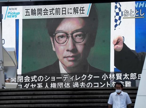 Una pantalla gigante instalada en una calle de Tokio informa de la destitución del director de la Ceremonia de Apertura de los Juegos Olímpicos, este jueves.