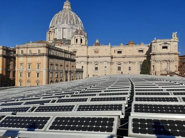 El Vaticano lleva tiempo trabajando para cumplir el compromiso ambicioso del papa Francisco de reducir a cero las emisiones netas del pequeño Estado antes de 2050 con la instalación de paneles solares, el empleo de coches eléctricos o luces de bajo consumo, iniciativas con las que quiere enviar un mensaje al mundo.