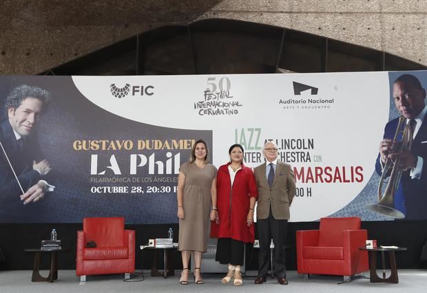 La Directora General del Festival Internacional Cervantino, Mariana Aymerich Ordóñez (i), la secretaria de Cultura, Alejandra Frausto Guerrero (c) y el Coordinador Ejecutivo del Auditorio Nacional, Eduardo Amerena Lagunes, posan hoy, durante una conferencia de prensa en la Ciudad de México (México).