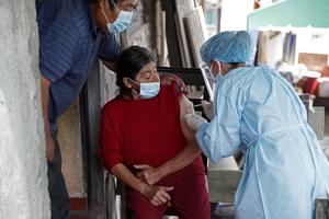 Una persona es vacunada contra la covid-19 en Lima (Perú), en una fotografía de archivo.