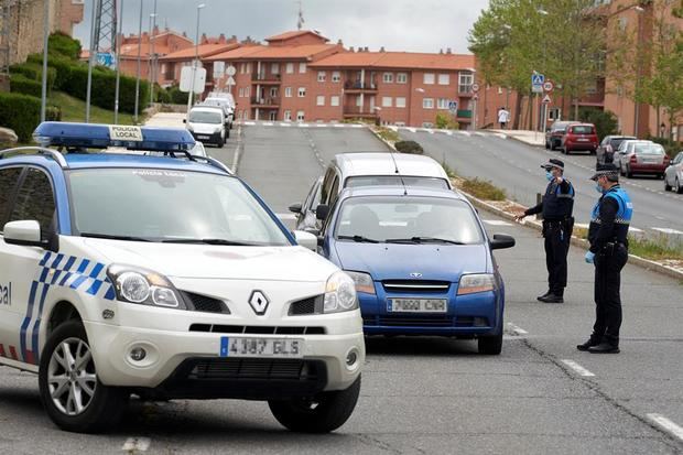 Agentes de la Policía Local de Ávila durante un control para evitar los desplazamientos no autorizados debido al Estado de Alarma por la crisis del coronavirus, en España.