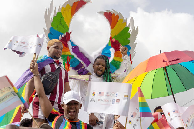 Dominicanos celebran la caravana anual del orgullo LGBTIQ, hoy, en Santo Domingo.