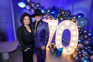 Emilio Estefan celebra sus 70 años con fiesta disco entre celebridades