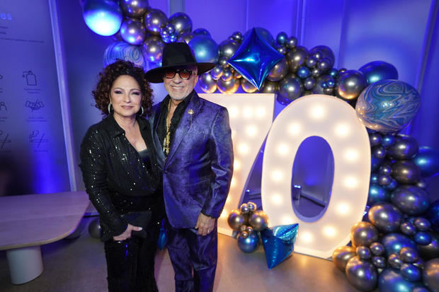 El renombrado productor Emilio Estefan y su esposa Gloria Estefan durante la fiesta de celebración de sus 70 años en la discoteca Superblue de Miami, en el sur de Florida, EE.UU.