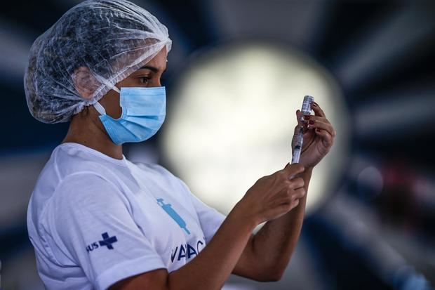 Una trabajadora de salud prepara dosis de la vacuna de Astrazeneca contra la covid-19 en la cuadra de Portela, una de las comparsas de carnaval más tradicionales de Río de Janeiro (Brasil). Brasil es el segundo país con más fallecidos, detrás de Estados Unidos.