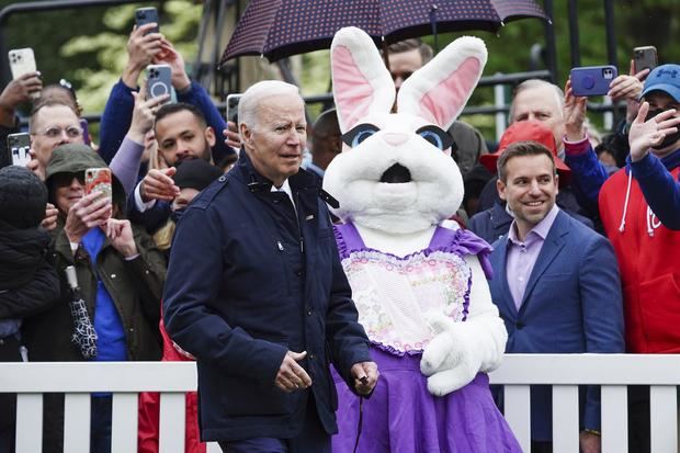 El presidente estadounidense, Joe Biden, saluda al Conejito de Pascua mientras participa en el Easter Egg Roll en el Jardín Sur de la Casa Blanca, en Washington, EE.UU.