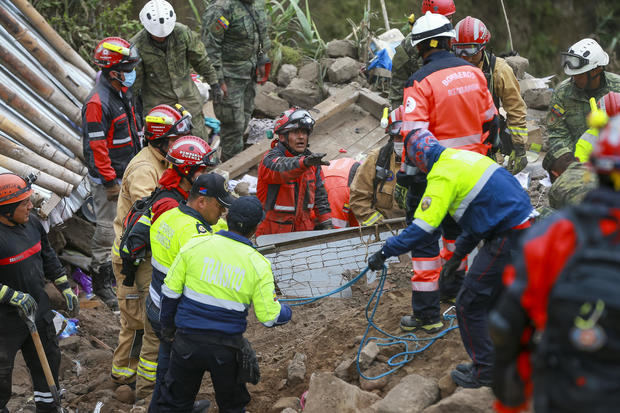 Rescatistas buscan a victimas tras un alud, hoy, en Alausí (Ecuador).
