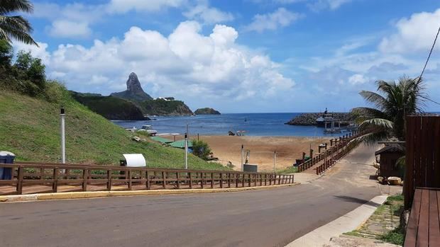 Fotografía cedida este lunes por TV GOLFINHO en la que se registró una carretera, junto a una playa, en la isla de Fernando de Noronha (Brasil)