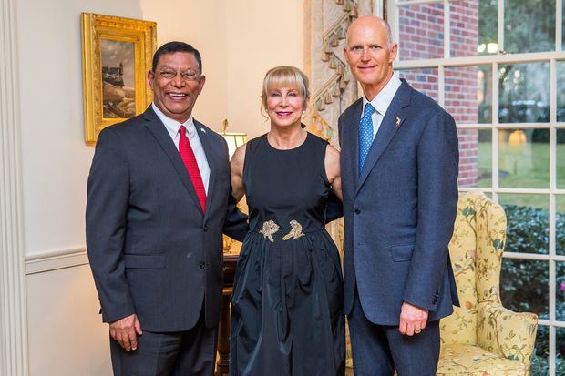 Pedro Diaz Ballester, la Primera Dama y el Gobernador de La Florida, Rick Scott,

durante la recepción a Líderes Extranjeros en La Mansión, Tallahassee, capital del estado.