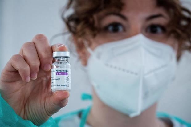 España reanuda la vacunación con AstraZeneca y afronta un repunte epidémico