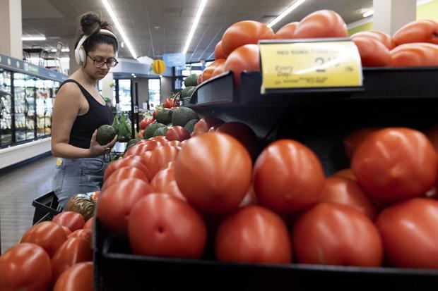 Una mujer hace compras en un supermercado de EE.UU., en una fotografía de archivo.