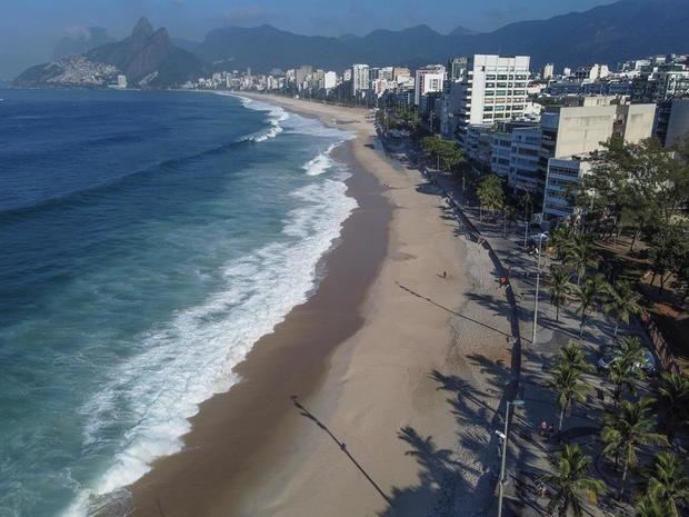 Fotografía aérea de las playas Arpoador, Ipanema y Leblon hoy, en Río de Janeiro, Brasil.
