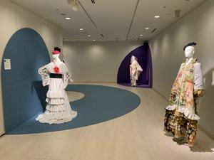 Los 'kimonobatas', una colección de trajes que maridan la bata de cola flamenca con el kimono japonés diseñados por Manuel Fernández con el deseo de 'juntar dos culturas', se exhiben desde hoy en Tokio tras ser presentados en Sevilla. 
