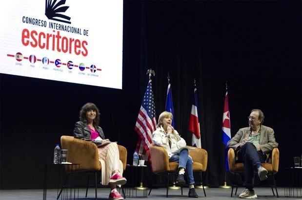 La escritora española Rosa Montero (i) habla junto a la puertorriqueña Mayra Santos (c) y su compatriota José Manuel Fajardo (d), durante la inauguración del Primer Congreso Internacional de Escritores, hoy, en el Centro de Bellas Artes de Caguas, Puerto Rico.