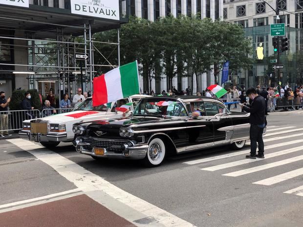 Dos autos enarbolando banderas italianas participan hoy lunes en el desfile de Columbus Day en Nueva York, EE.UU.