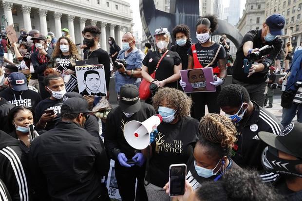 Gwen Carr (C), la madre de Eric Garner, quien murió en circunstancias similares en Nueva York, habla a los manifestantes en Foley Square mientras demuestran el arresto de George Floyd, quien luego murió bajo custodia policial, en Nueva York, Nueva York, Estados Unidos.