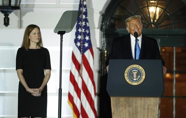 El presidente de EE.UU., Donald J. Trump, habla durante la ceremonia de toma de juramento de Amy Coney Barrett como jueza del Tribunal Supremo en la Casa Blanca, luego de que fuera confirmada por el Senado estadounidense.